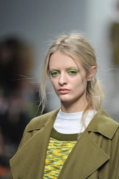 NUEVA YORK, NY - 11 DE FEBRERO: Una modelo camina por la pasarela en el desfile de moda Karen Walker otoño 2013 durante la Semana de la Moda Mercedes-Benz en el muelle 59 el 11 de febrero de 2013 en la ciudad de Nueva York — Foto de Stock