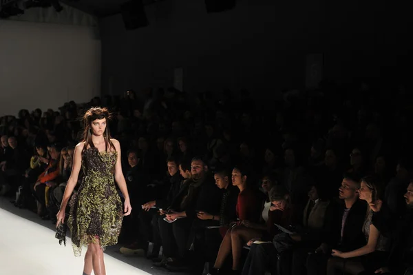 New york, ny - september 08: seitlicher blick auf den laufsteg der katya leonovich show während der mercedes-benz fashion week im studio lincoln center am 8. september 2012 in new york city — Stockfoto