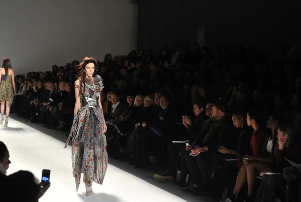 New york, ny - september 08: seitlicher blick auf den laufsteg der katya leonovich show während der mercedes-benz fashion week im studio lincoln center am 8. september 2012 in new york city — Stockfoto