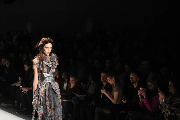 NUEVA YORK, NY - 08 DE SEPTIEMBRE: Vista lateral de la pasarela en el show de Katya Leonovich durante la Semana de la Moda de Mercedes-Benz de primavera de 2013 en el Studio Lincoln Center el 8 de septiembre de 2012 en la ciudad de Nueva York — Foto de Stock