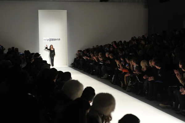 New york, ny - september 08: seitlicher blick auf den laufsteg der katya leonovich show während der mercedes-benz fashion week im studio lincoln center am 8. september 2012 in new york city — Stockfoto