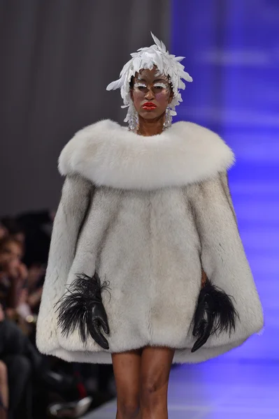 NEW YORK - FEBRUARY 15: Model walking the runway at Catalin Botezatu fashion show at The New Yorker Hotel during Couture Fashion Week on February 15, 2013 in New York City — Stock Photo, Image