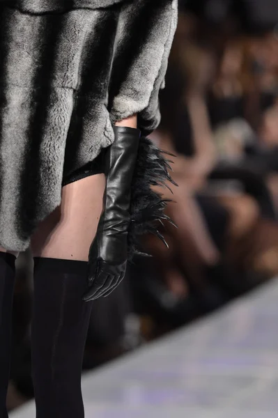 NUEVA YORK - 15 DE FEBRERO: Modelo caminando por la pasarela en el desfile de moda Catalin Botezatu en The New Yorker Hotel durante la Semana de la Moda Couture el 15 de febrero de 2013 en la ciudad de Nueva York — Foto de Stock