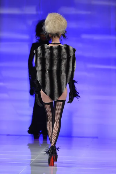 뉴욕-2 월 15 일: catalin botezatu 패션에 활주로 걷고 모델 뉴욕시에서 2013 년 2 월 15 일에 패션쇼 패션 위 크 동안 뉴 요 커 호텔에 표시 — 스톡 사진