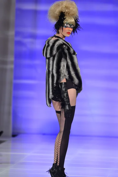 НЬЮ-ЙОРК - 15 ФЕВРАЛЯ: Модель, идущая по подиуму на показе мод Catalin Botezatu в The New Yorker Hotel во время Недели моды в Нью-Йорке 15 февраля 2013 года — стоковое фото