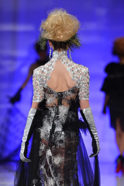 NEW YORK - FEBRUARY 15: Model walking the runway at Catalin Botezatu fashion show at The New Yorker Hotel during Couture Fashion Week on February 15, 2013 in New York City — Stock Photo, Image