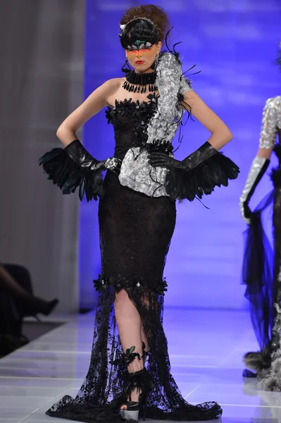 NEW YORK - FEBRUARY 15: Model walking the runway at Catalin Botezatu fashion show at The New Yorker Hotel during Couture Fashion Week on February 15, 2013 in New York City — Stock Photo, Image