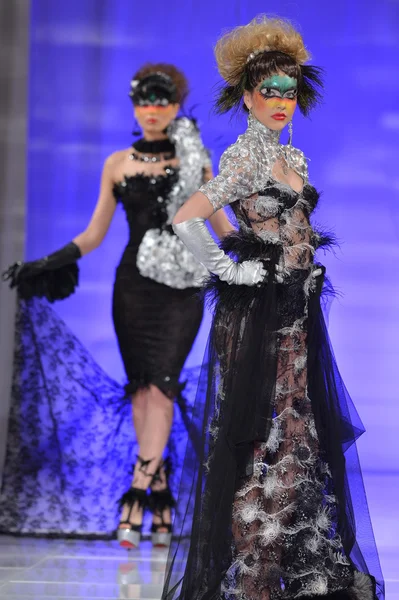 뉴욕-2 월 15 일: catalin botezatu 패션에 활주로 걷고 모델 뉴욕시에서 2013 년 2 월 15 일에 패션쇼 패션 위 크 동안 뉴 요 커 호텔에 표시 — 스톡 사진