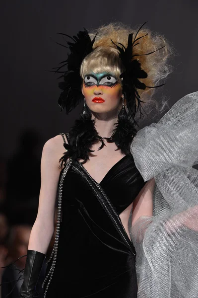 ニューヨーク - 2 月 15 日: ニューヨーク市で 2013 年 2 月 15 日にオートクチュール ファッション ・ ウィーク中ニューヨーカー ホテルで catalin botezatu ファッションの滑走路を歩くモデルを表示 — ストック写真