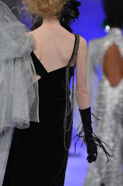 New york - 15 Şubat: catalin botezatu moda pist yürüyüş modeli couture moda haftası 15 Şubat 2013 tarihinde new York'ta new yorker hotel göster