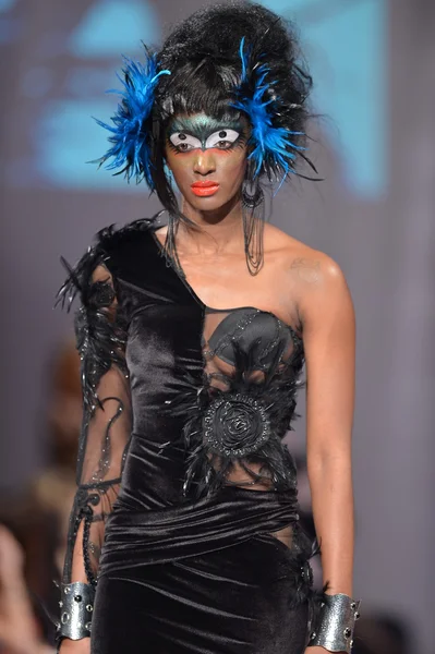 NEW YORK - FEBRUARY 15: Model walking the runway at Catalin Botezatu fashion show at The New Yorker Hotel during Couture Fashion Week on February 15, 2013 in New York City — Stock Photo, Image