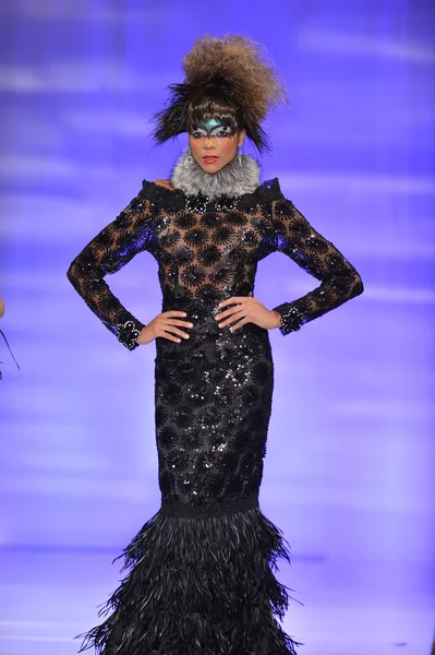 NEW YORK - FEBRUARY 15: Model walking the runway at Catalin Botezatu fashion show at The New Yorker Hotel during Couture Fashion Week on February 15, 2013 in New York City — Stock Photo, Image