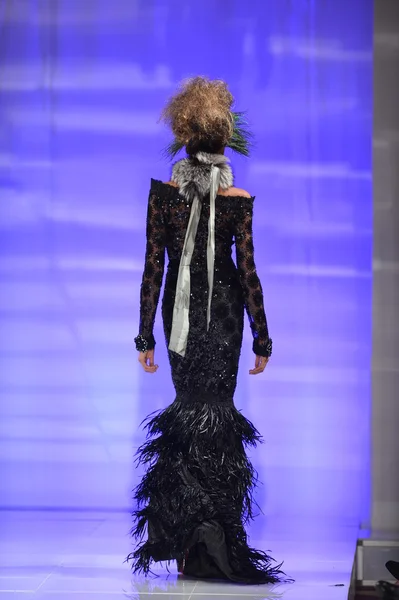 New york - februar 15: model walking the run at catalin botezatu fashion show im new yorker hotel während der couture fashion week am februar 15, 2013 in new york city — Stockfoto