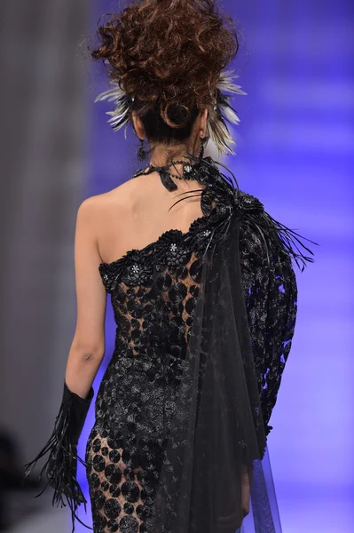 NEW YORK - FEBRUARY 15: Model walking the runway at Catalin Botezatu fashion show at The New Yorker Hotel during Couture Fashion Week on February 15, 2013 in New York City — Stock Photo, Image