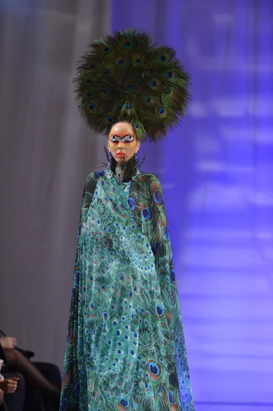 NEW YORK - 15 FÉVRIER : Un mannequin marche sur la piste du défilé Catalin Botezatu au New Yorker Hotel lors de la Couture Fashion Week le 15 février 2013 à New York — Photo