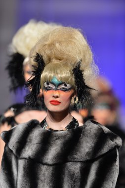New york - 15 Şubat: catalin botezatu moda pist yürüyüş modeli couture moda haftası 15 Şubat 2013 tarihinde new York'ta new yorker hotel göster
