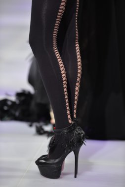 New york - 15 Şubat: catalin botezatu moda pist yürüyüş modeli couture moda haftası 15 Şubat 2013 tarihinde new York'ta new yorker hotel göster