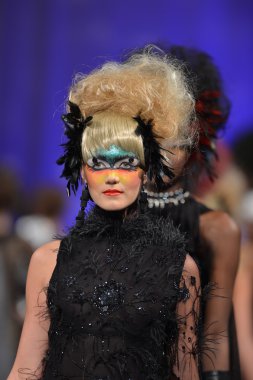 New york - 15 Şubat: catalin botezatu moda pist yürüyüş modeli couture moda haftası 15 Şubat 2013 tarihinde new York'ta new yorker hotel göster