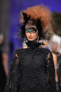 New york - 15 Şubat: catalin botezatu moda pist yürüyüş modeli couture moda haftası 15 Şubat 2013 tarihinde new York'ta new yorker hotel göster