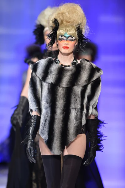 ニューヨーク - 2 月 15 日: ニューヨーク市で 2013 年 2 月 15 日にオートクチュール ファッション ・ ウィーク中ニューヨーカー ホテルで catalin botezatu ファッションの滑走路を歩くモデルを表示 — ストック写真
