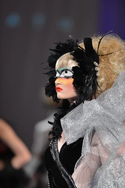 NUEVA YORK - 15 DE FEBRERO: Modelo caminando por la pasarela en el desfile de moda Catalin Botezatu en The New Yorker Hotel durante la Semana de la Moda Couture el 15 de febrero de 2013 en la ciudad de Nueva York —  Fotos de Stock