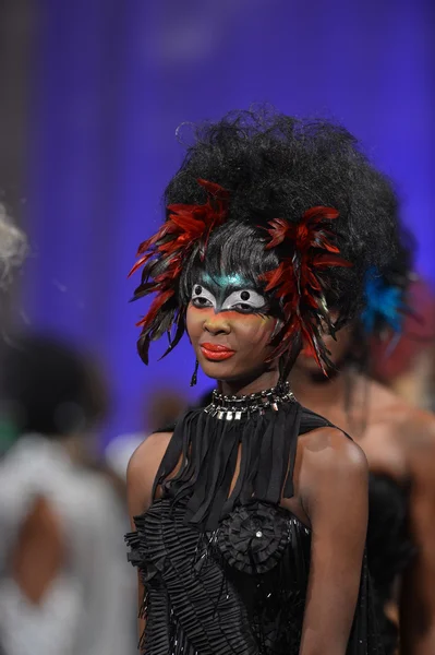 NUEVA YORK - 15 DE FEBRERO: Modelo caminando por la pasarela en el desfile de moda Catalin Botezatu en The New Yorker Hotel durante la Semana de la Moda Couture el 15 de febrero de 2013 en la ciudad de Nueva York — Foto de Stock