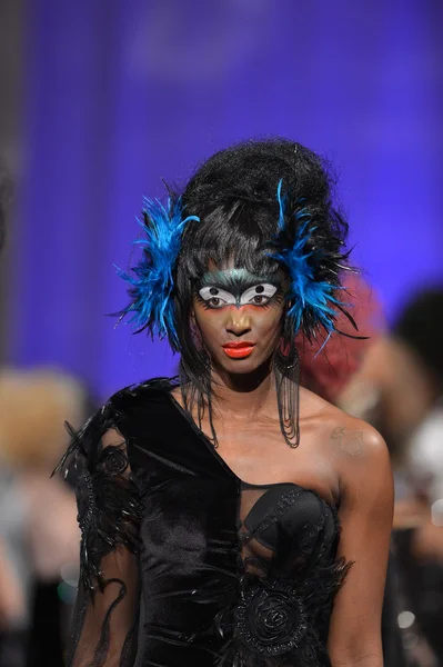 New york - februar 15: model walking the run at catalin botezatu fashion show im new yorker hotel während der couture fashion week am februar 15, 2013 in new york city — Stockfoto