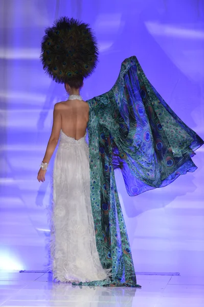 NUEVA YORK - 15 DE FEBRERO: Modelo caminando por la pasarela en el desfile de moda Catalin Botezatu en The New Yorker Hotel durante la Semana de la Moda Couture el 15 de febrero de 2013 en la ciudad de Nueva York —  Fotos de Stock