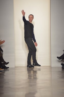 New york, ny - 11 Şubat: tim coppens yapılan 2013 düşüş sırasında tim coppens katılır Tasarımcısı üzerinde 11 Şubat 2013 new York'ta moda haftası süt Studios