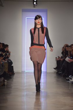 New york, ny - 11 Şubat: manken ohne titel sonbahar 2013 tanıtımı sırasında yapılan moda haftasında süt Studios 11 Şubat 2013 tarihinde new York'ta pist yürümek