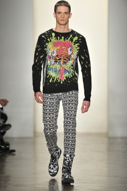 New York, Ny - 13 Şubat: Jeremy Scott sonbahar 2013 moda pist New York'ta yapılan moda haftasında süt Stüdyoları'nda 13 Şubat 2013 sırasında göstermek bir modeli yürür.