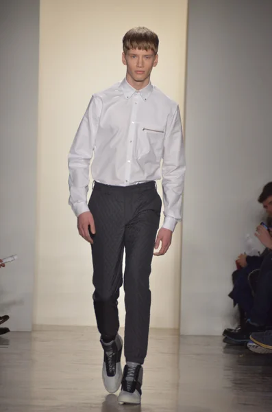 New york, ny - 11 Şubat: manken, tim coppens sonbahar 2013 tanıtımı sırasında yapılan moda haftasında süt Studios 11 Şubat 2013 tarihinde new York'ta pist yürümek — Stok fotoğraf