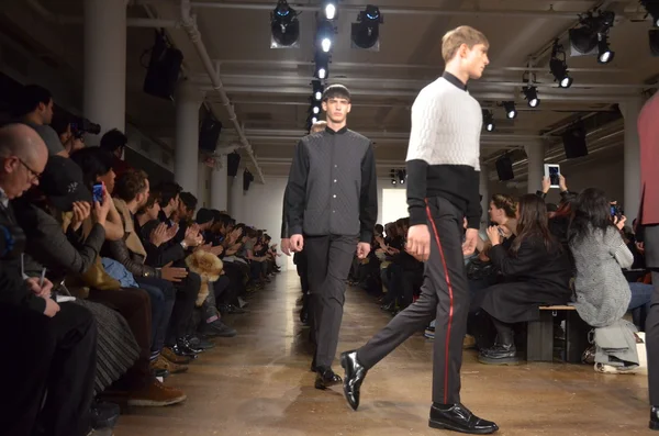 NOVA IORQUE, NY - FEVEREIRO 11: Modelos caminham na pista durante a apresentação de Tim Coppens no outono de 2013 durante a MADE Fashion Week no Milk Studios em 11 de fevereiro de 2013 em Nova York . — Fotografia de Stock