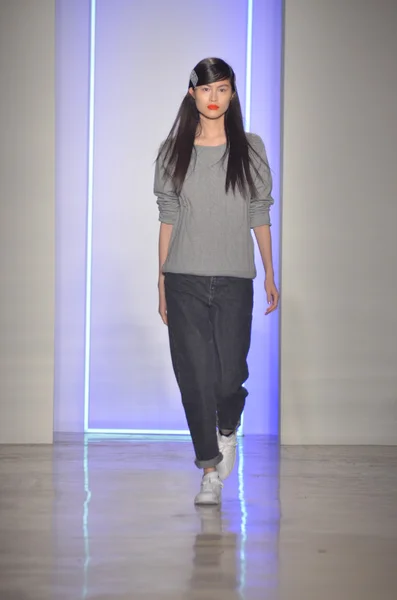 НЬЮ-ЙОРК, Нью-Йорк - 11 февраля 2013 года модель прошла по подиуму во время презентации Ohne Titel осенью 2013 года на Неделе Моды в Milk Studios 11 февраля 2013 года в Нью-Йорке — стоковое фото