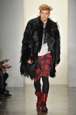 New York, Ny - 13 Şubat: Jeremy Scott sonbahar 2013 moda pist New York'ta yapılan moda haftasında süt Stüdyoları'nda 13 Şubat 2013 sırasında göstermek bir modeli yürür.