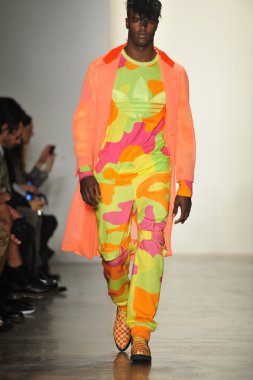 New York, Ny - 13 Şubat: Jeremy Scott sonbahar 2013 moda pist New York'ta yapılan moda haftasında süt Stüdyoları'nda 13 Şubat 2013 sırasında göstermek bir modeli yürür.