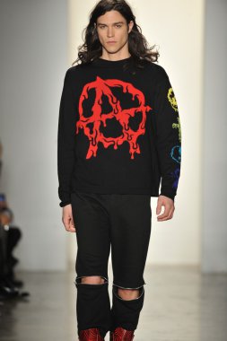 New York, Ny - 13 Şubat: Jeremy Scott sonbahar 2013 moda pist New York'ta yapılan moda haftasında süt Stüdyoları'nda 13 Şubat 2013 sırasında göstermek bir modeli yürür.