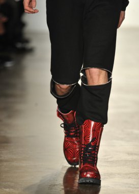 New York, Ny - 13 Şubat: Jeremy Scott sonbahar 2013 moda pist New York'ta yapılan moda haftasında süt Stüdyoları'nda 13 Şubat 2013 sırasında göstermek bir modeli yürür.