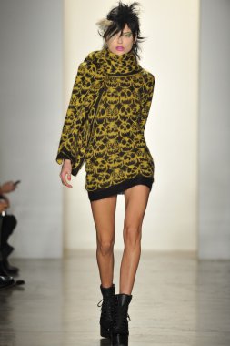 New York, Ny - 13 Şubat: Jeremy Scott sonbahar 2013 moda pist New York'ta yapılan moda haftasında süt Stüdyoları'nda 13 Şubat 2013 sırasında göstermek bir modeli yürür.