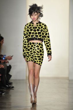 New York, Ny - 13 Şubat: Jeremy Scott sonbahar 2013 moda pist New York'ta yapılan moda haftasında süt Stüdyoları'nda 13 Şubat 2013 sırasında göstermek bir modeli yürür.