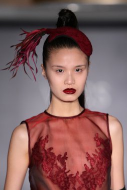 New york - Şubat 10: manken victor de souza koleksiyonu için pist strand hotel mercedes-benz moda haftası 10 Şubat 2013 tarihinde new York'ta yürür