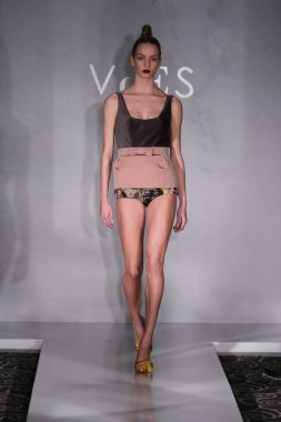 New york - Şubat 10: manken victor de souza koleksiyonu için pist strand hotel mercedes-benz moda haftası 10 Şubat 2013 tarihinde new York'ta yürür