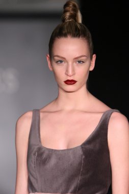New york - Şubat 10: manken victor de souza koleksiyonu için pist strand hotel mercedes-benz moda haftası 10 Şubat 2013 tarihinde new York'ta yürür