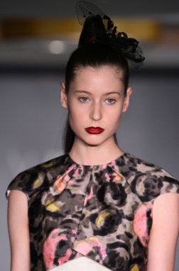 New york - Şubat 10: manken victor de souza koleksiyonu için pist strand hotel mercedes-benz moda haftası 10 Şubat 2013 tarihinde new York'ta yürür