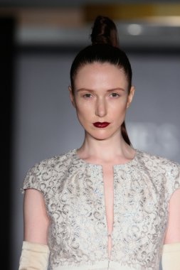 New york - Şubat 10: manken victor de souza koleksiyonu için pist strand hotel mercedes-benz moda haftası 10 Şubat 2013 tarihinde new York'ta yürür