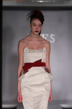 New york - Şubat 10: manken victor de souza koleksiyonu için pist strand hotel mercedes-benz moda haftası 10 Şubat 2013 tarihinde new York'ta yürür