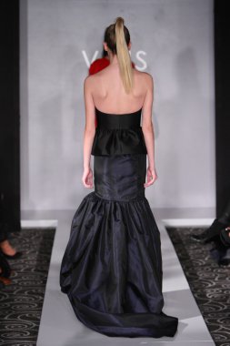 New york - Şubat 10: manken victor de souza koleksiyonu için pist strand hotel mercedes-benz moda haftası 10 Şubat 2013 tarihinde new York'ta yürür