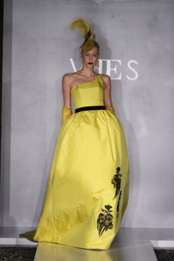 New york - Şubat 10: model anastasia khozisova yürür victor de souza koleksiyonu için pist strand hotel mercedes-benz moda haftası 10 Şubat 2013 tarihinde new York'ta