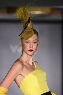 New york - Şubat 10: model anastasia khozisova yürür victor de souza koleksiyonu için pist strand hotel mercedes-benz moda haftası 10 Şubat 2013 tarihinde new York'ta