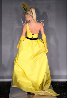 New york - Şubat 10: model anastasia khozisova yürür victor de souza koleksiyonu için pist strand hotel mercedes-benz moda haftası 10 Şubat 2013 tarihinde new York'ta